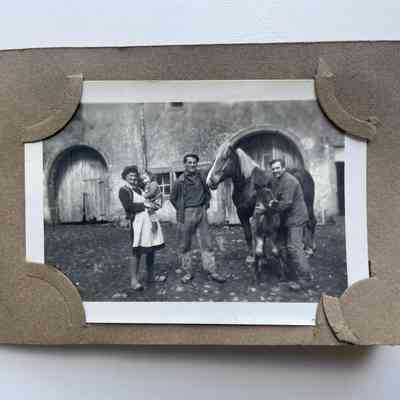 On the back: 
Denise, René Plousey(?) 
Marie Joelle Varenne(?)
Et
Alphreid(?) (Prisonnier!)