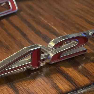 nos gm 427 emblem pn 3901932- possibly impala