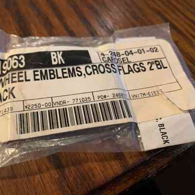 e1532 corvette wheel emblems black (1 set of 4) 2"