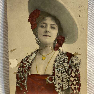 'Miss Queenie Leighton' 1905
