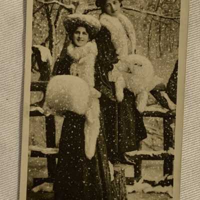 'Zena & Phyllis Dare'