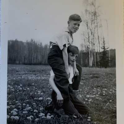 ‘Danny and Sonny Gould, Hazelton June 1944’