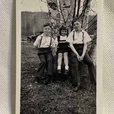 ‘Danny, Anne & Sonny Gould, Hazelton - June 1944’