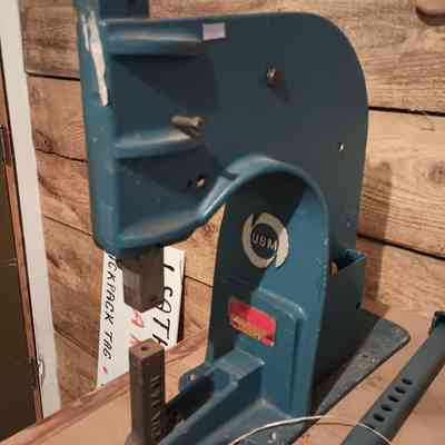 Eyelet machine