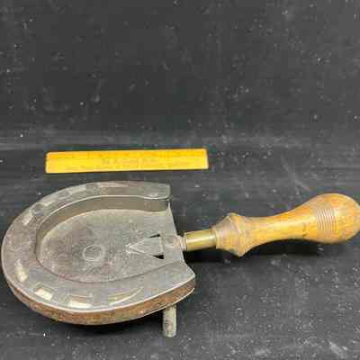 Iron trivet