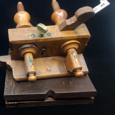 Between the two shafts the locking screw for the depth stop shows up. It slides on another brass inset.