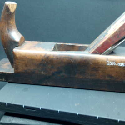 Very comfortable to the hands. The wedge is obviously a home made replacement.