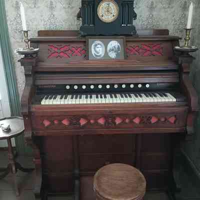 Parlour pump organ