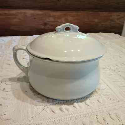 Chamber pot with lid