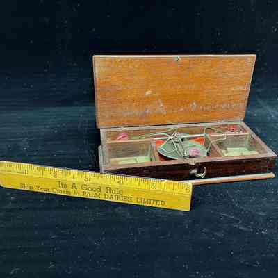 Small weighing scale with refernce weights in wooden box