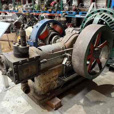 Horizontal steam engine with DC generator