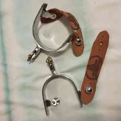 Toy spurs