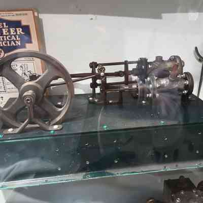 Horizontal slide valve model engine