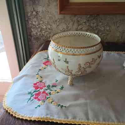 Porcelain footed bowl