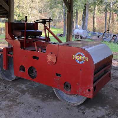 Vibrating road roller