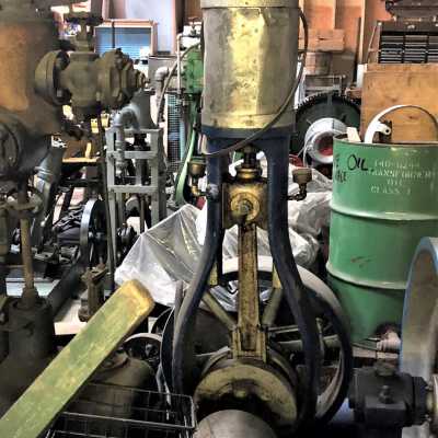 Engine - Unknown maker vertical piston valve bottle frame working condition
