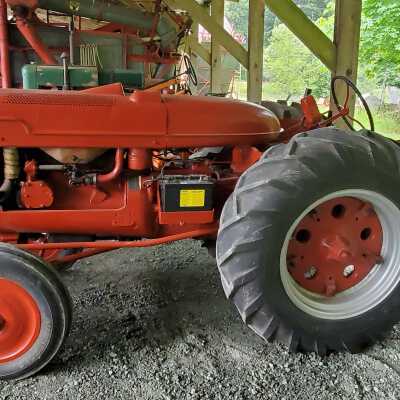 Tractor - IHC, Model McCormick-Deering 4 Orchard, Year 1947