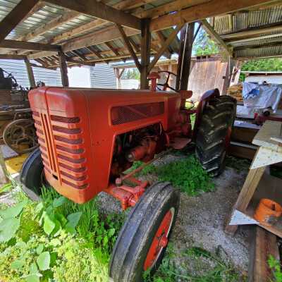 Tractor - IHC, Model B275 Diesel, Year 1959