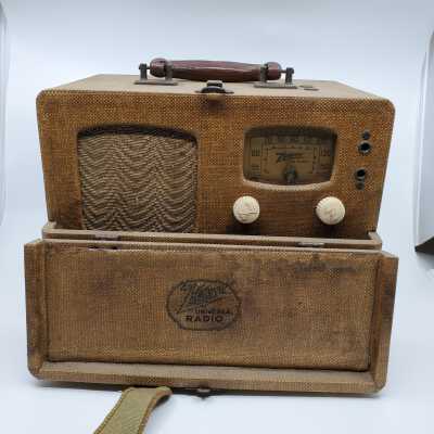 Radio - Zenith Universal Radio with Wave Magnet, Model 5G500
