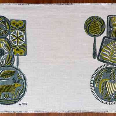 Matching placemat: Buttermolds 113 in early blue.