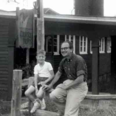Robert Darr Wert with a customer’s son in front of the River Road Studio, with Country Prints roadsign at left, 1963.: Image: FindAGrave.com.