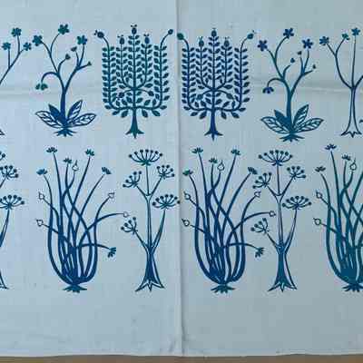 Interstitial print at center of long side of tablecloth.