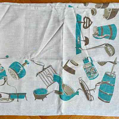 Matching tablecloth: Kitchenware (TK) in turquoise; see “Tablecloths”.: PKM collection.