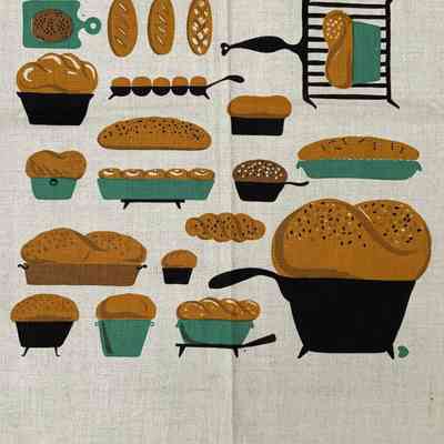 Interstitial print at center of long side of tablecloth. Also used for Muffin Cloths.