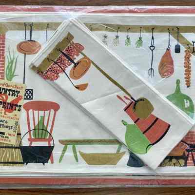 Matching placemat set: Country Kitchen 122 Red; see “Placemat Sets” entries.: PKM collection.