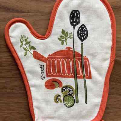 Matching 280 or 284-3 oven mitt in orange.: PKM collection.
