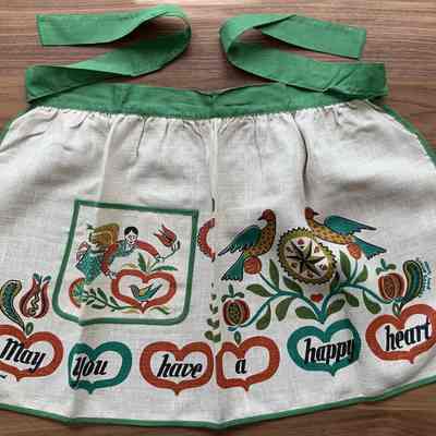 Matching apron: Happy Heart 330; see “Kitchen Accessories”.: PKM collection.