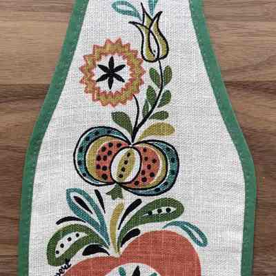 Matching Happy Heart wine bottle cover; see “Kitchen Accessories”.: PKM collection.