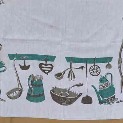 Repeat at narrow end of tablecloth.