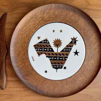 Matching serving platter and knife; see “Country Print Tiles” entries.: PKM collection.