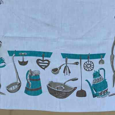 Repeat at narrow end of tablecloth.