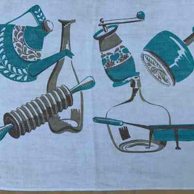 Interstitial print at center of long edge of tablecloth.
