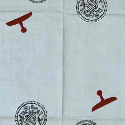 Interstitial print at center of long edge of tablecloth.