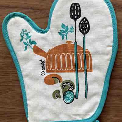 Matching Motif Gourmet 280 or 284-3 Turquoise oven mitt.: PKM collection.