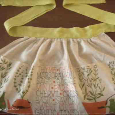 Possible matching apron, Kitchen Garden 422.: Image: Kathy Albright, BackToThe60s, Etsy.com