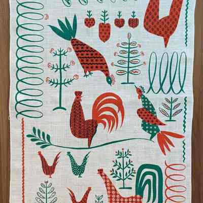 Matching Towel/wallhanging/runner Bird Runner 207 in red; see “Towels/Wallhangings” entries.: PKM collection.