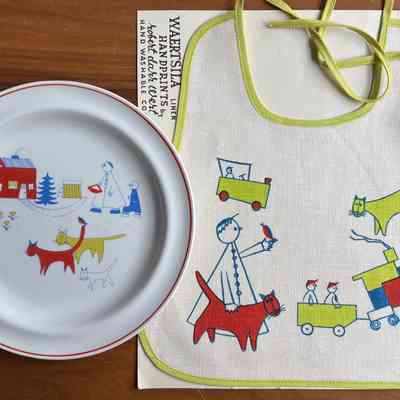 Bib with plate from the child’s breakfast set.