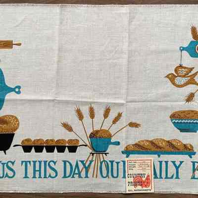 Matching table runner: Daily Bread 226.: PKM collection.