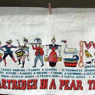 Matching apron: Twelve Days of Christmas, c.1962; see “Kitchen Accessories”.: Image: margfar, Etsy.com