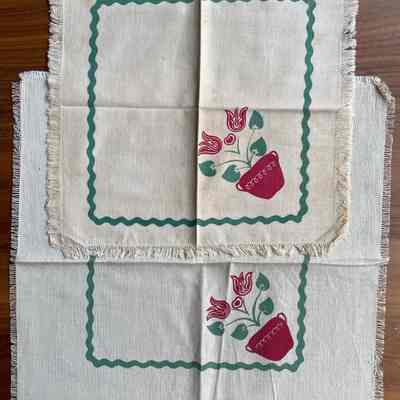 Luncheon and dinner napkins.