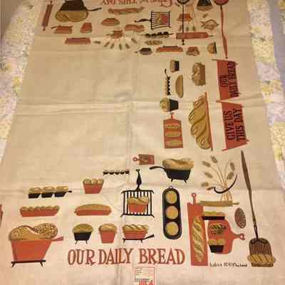 Matching tablecloth: Daily Bread 453 in red; see “Tablecloths”.: PKM collection.