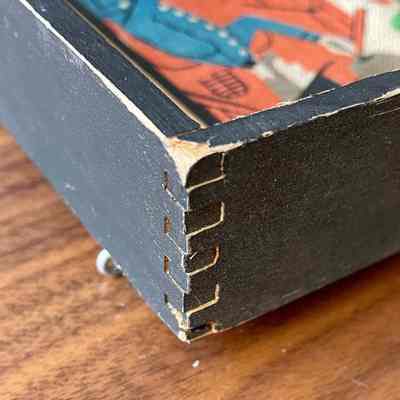 Box-joined frame corners.