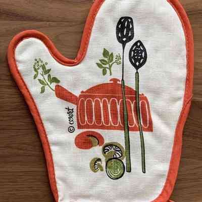 Matching Motif Gourmet oven mitt; see “Kitchen Accessories” entries.: PKM collection.