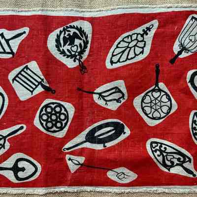 Matching placemat, Trivets (TK); see “Placemat Sets”.: PKM collection.