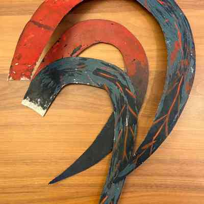 Tail feathers positioned as seen in photo.: Feather images: PKM.