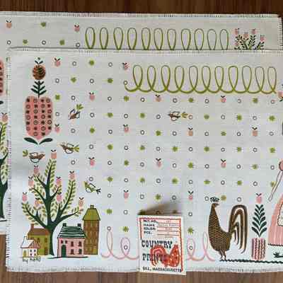 Calico Hearts 128 placemat, c.1953. Note similarity of trees, buildings and the curlicue border in the Stevens calendar towel.: PKM collection.